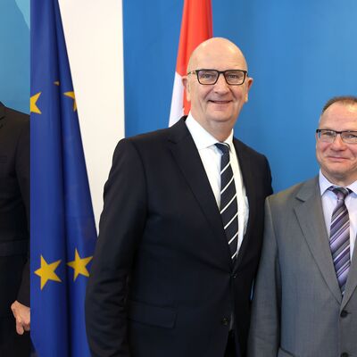 Ministerpräsident mit Daniel Kuhrmann und Ministerpräsident mit Michael Stärk (rechts mit Bild)