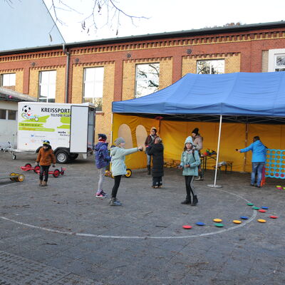 Bild vergr&ouml;&szlig;ern: Foto: Kinder auf einem Schulhof mit verschiedenen Sport- und Spielgeräten.