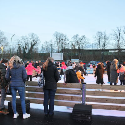 Bild vergr&ouml;&szlig;ern: Foto: Viele Leute auf und um eine Eislaufbahn.