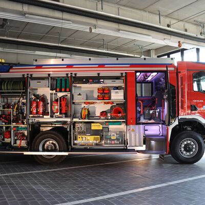 Bild vergr&ouml;&szlig;ern: TLF 4000 Seitenansicht geöffnet