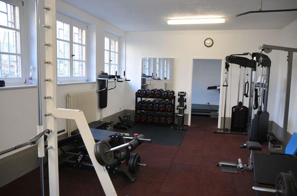 Bild vergr&ouml;&szlig;ern: Foto: Ein Fitnessraum mit verschiedenen Geräten.
