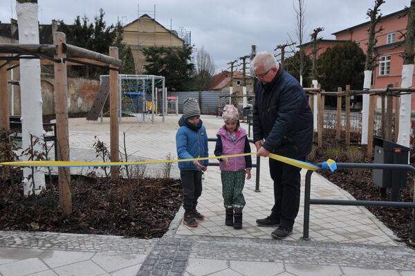 Bild vergr&ouml;&szlig;ern: Foto: Ein Mann und zwei Kinder an einem blau-gelben Band.