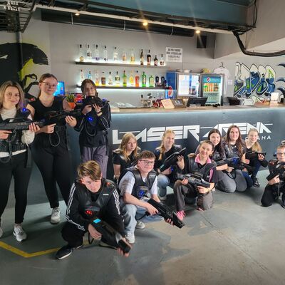 Bild vergr&ouml;&szlig;ern: Foto: Eine Gruppe Kinder beim Lasertag.