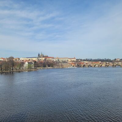 Bild vergr&ouml;&szlig;ern: Foto: Ein Fluss, dahinter eine Stadt unter blauem Himmel.