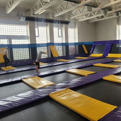 Bild vergr&ouml;&szlig;ern: Foto: Ein Halle mit Trampolinen.