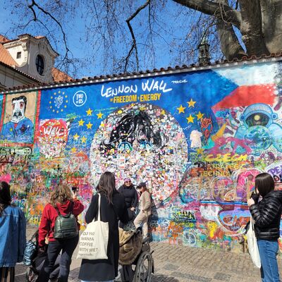 Bild vergr&ouml;&szlig;ern: Foto: Menschen vor einer Wand voller Graffiti.
