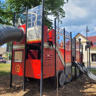 Bild vergr&ouml;&szlig;ern: Foto: Ein Mädchen auf einem Feuerwehr-Spielgerät.