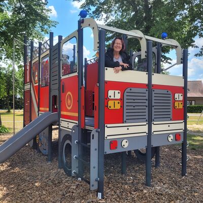 Bild vergr&ouml;&szlig;ern: Foto: Eine Frau auf einem Feuerwehr-Spielgerät.