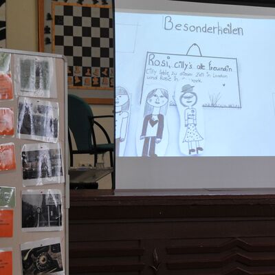 Foto: Eine Leinwand, auf der eine Kinderzeichnung zu sehen ist.