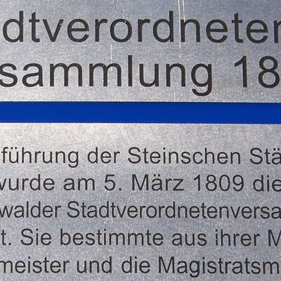 Foto: Stadtverordnetenversammlung 1809
Mit Einführung der Steinschen Städteordnung wurde am 5. März 1809 die erste Luckenwalder Stadtverordnetenversammlung gewählt. Sie bestimmte aus ihrer Mitte den Bürgermeister und die Magistratsmitglieder.