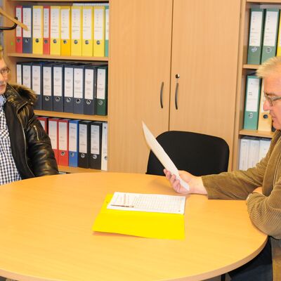 Peter Mann (rechts) liest den von Richard Jendrowiak überreichten "Brandbrief".Unterschriften Parkplätze