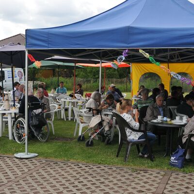 Viele Gäste des Sommerfest im Garten des Haus Sonnenschein