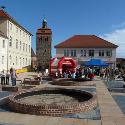 Besucher auf der Baustellenparty auf dem neuen gestalteten Teil des Boulevards.