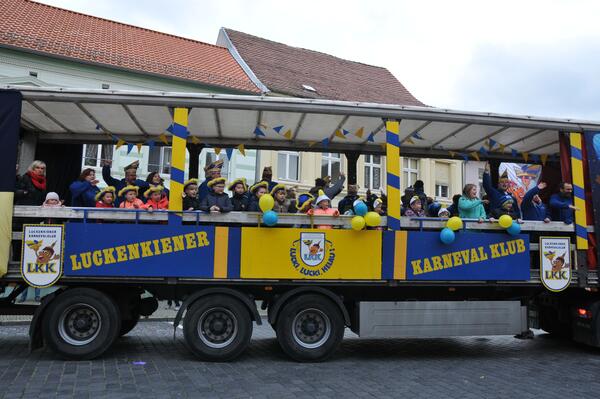 Bild vergr&ouml;&szlig;ern: Die Karnevallisten kommen mit dem großen Umzugswagen des LKK auf den Marktplatz gefahren.