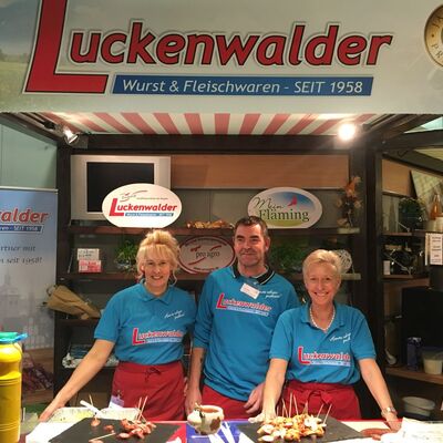 Vertreter der Luckenwalder Fleischwaren GmbH am Stand in der Brandenburghalle.