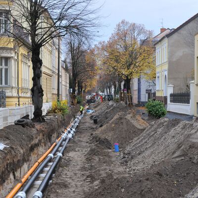 Eine Straßenbaustelle mit neu verlegten Leitungen.