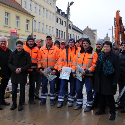 Bauarbeiter, Bauleitung, Planer und Vertreter der Stadtverwaltung fanden sich zum Gruppenbild auf einem sanierten Bereich des Boulevards zusammen.