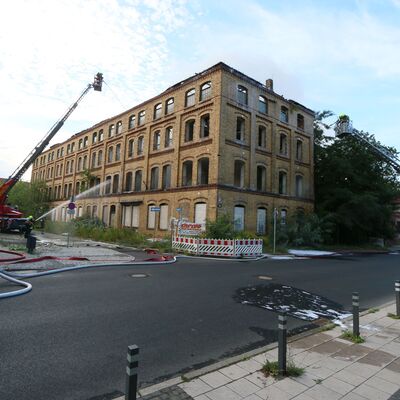 Von zwei Drehleiterfahrzeugen aus löschen Feuerwherkräfte den Brand