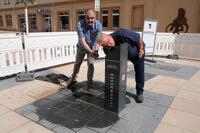 Torsten Dutschke und Peter Mann testen den neuen Trinkbrunnen