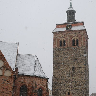Der Luckenwalder Marktturm im Schneetreiben.