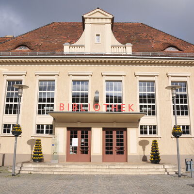 Bild vergr&ouml;&szlig;ern: Foto: Der Haupteingang der Luckenwalder Bibliothek.