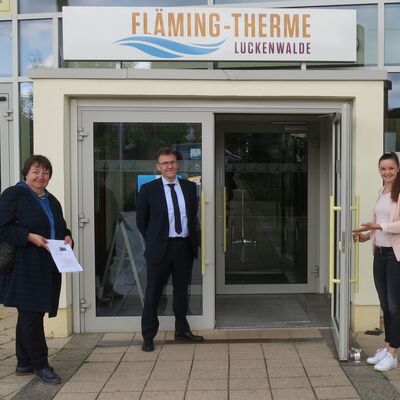 Bürgermeisterin, DLRG-Vorsitzender und Thermenchefin vor der Fläming-Therme                       