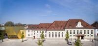 Bild vergr&ouml;&szlig;ern: Foto: Das Bibliotheksgebäude unter einem blauen Himmel.