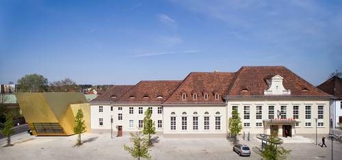 Bild vergr&ouml;&szlig;ern: Foto: Das Bibliotheksgebäude unter einem blauen Himmel.