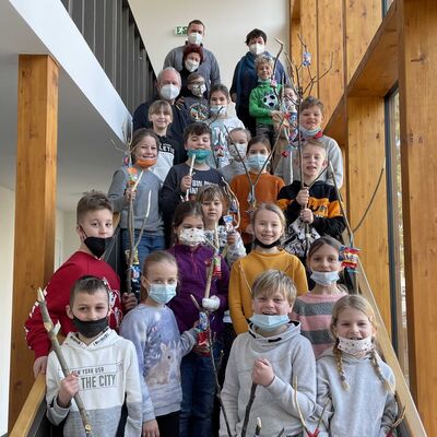 Kinder, Lehrerin und Betreuer von der Friedrich-Ludwig-Jahn-Grundschule mit der Bürgermeisterin