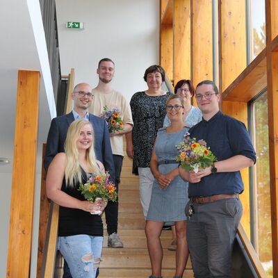 Foto: Vier Frauen und drei Männer stehen auf einer Treppe.