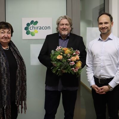 Elisabeth Herzog-von der Heide (l.) und Stephan Gruschwitz (r.) gratulieren Dr. Ralf Zuhse 