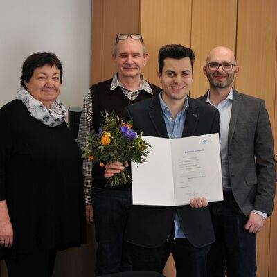 Gratulation zum erfolgreichen Bachelorabschluss - v.l.n.r. Bürgermeisterin Elisabeth Herzog-von der Heide, Thomas Bergmann (Abteilungsleiter IT-Management und -Service), Justin Klinkhardt und Stefan Noack (Amtsleiter Zentrale Dienste)