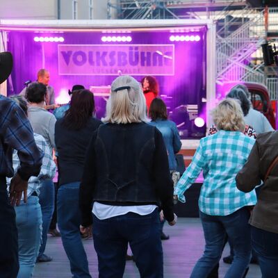 Bild vergr&ouml;&szlig;ern: Linedancer auf der Volksbühne