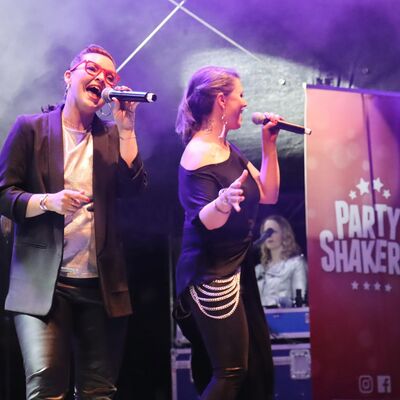 Bild vergr&ouml;&szlig;ern: Die PARTYSHAKERS auf der Bühne am Markt