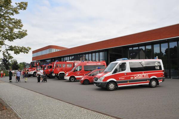Bild vergr&ouml;&szlig;ern: Foto: Feuerwehrfahrzeuge vor einem großen Gebäude.