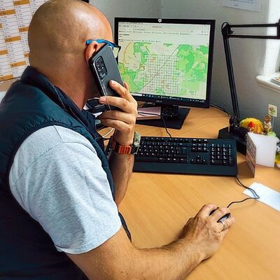 Bild vergr&ouml;&szlig;ern: Foto: Ein Mann sitzt vor einem Laptop und telefoniert.