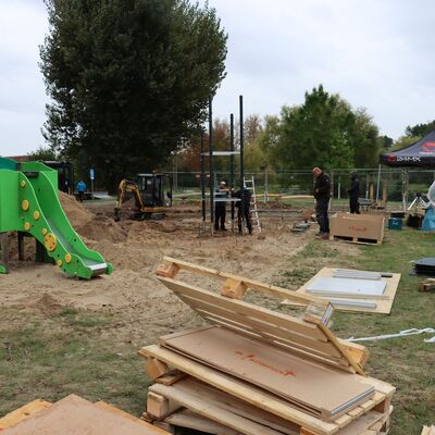 Bild vergr&ouml;&szlig;ern: Foto: Bauarbeiten an einem Spielplatz.