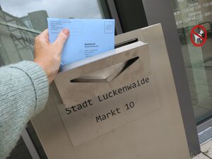 Bild vergr&ouml;&szlig;ern: Briefwahl - Einwurf in den Briefkasten