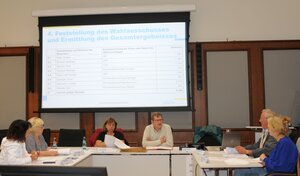Bild vergr&ouml;&szlig;ern: Wahlausschuss prüft Wahlniederschriften