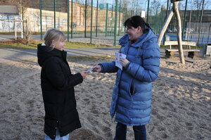 Bild vergr&ouml;&szlig;ern: Foto: Eine Frau übergibt einem Mädchen einen Preis.