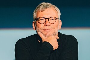 Bild vergr&ouml;&szlig;ern: Ein Mann schaut aufgeschlossen direkt in die Fotokamera.