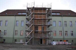 Bild vergr&ouml;&szlig;ern: Foto: Ein großes Gebäude mit Gerüst.