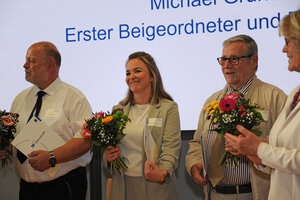 Bild vergr&ouml;&szlig;ern: Foto: Zwei Frauen und zwei Männer mit Blumensträußen in den Händen.
