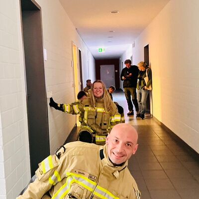 Bild vergr&ouml;&szlig;ern: Feuerwehrleute sind bei einer Übung in einem Flur.