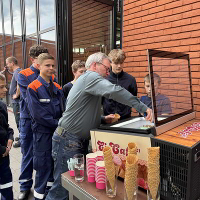 Bild vergr&ouml;&szlig;ern: Eis für die Jugendfeuerwehr