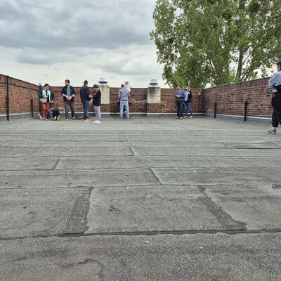 Bild vergr&ouml;&szlig;ern: Foto: Eine Dachterrasse, auf der Menschen stehen.