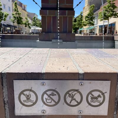 Bild vergr&ouml;&szlig;ern: Piktogramme am Kariedelbrunnen