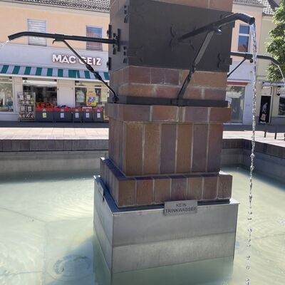 Bild vergr&ouml;&szlig;ern: Beschilderung -Kein Trinkwasser- am Kariedelbrunnen