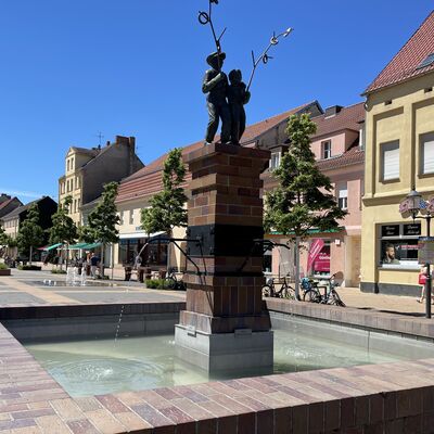 Bild vergr&ouml;&szlig;ern: Kariedelbrunnen mit Wasser