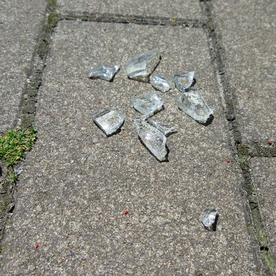 Glasscherben auf einer gepflasterten Fläche